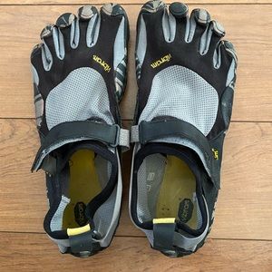 Men’s vibram five finger’s, size 43 (10 1/2)